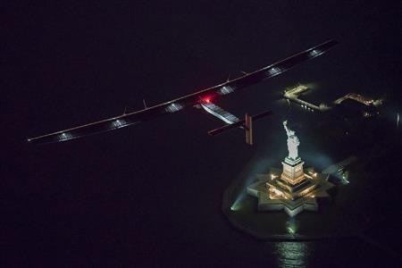 １１日、米ニューヨークに到達し「自由の女神」上空を飛ぶ、太陽エネルギーのみで世界一周飛行に挑戦中の「ソーラー・インパルス２」（ロイター）