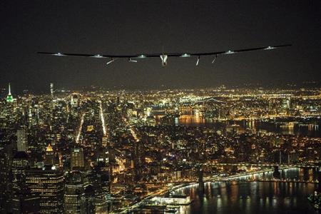 １１日、米ニューヨークに到達しマンハッタン上空を飛ぶ、太陽エネルギーのみで世界一周飛行に挑戦中の「ソーラー・インパルス２」（ロイター）