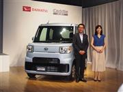 ダイハツ工業が発売した新型軽商用車「ハイゼットキャディー」をアピールするタレントの菊池桃子さん（右）と上田亨上級執行役員＝１３日、東京都目黒区三田のザ・ガーデンホール（会田聡撮影）