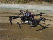 大分川ダム建設工事でのドローンを使ったレーザー測量の様子（鹿島提供）