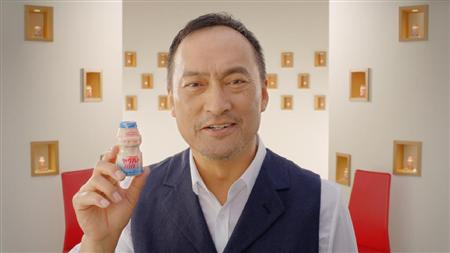 ヤクルトのＣＭに出演する渡辺謙さん