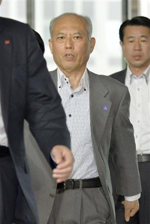 東京都庁に入る舛添要一知事＝１３日午前