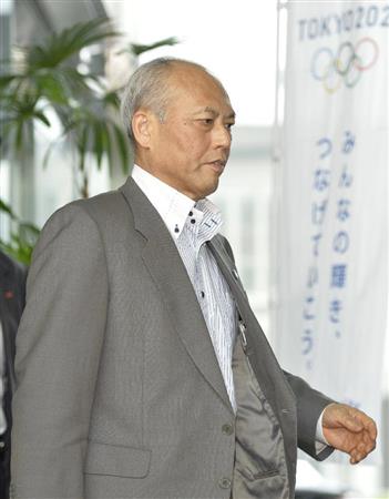 東京都庁に入る舛添要一知事＝１３日午前