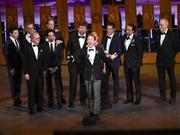 栄冠に輝いた「ハミルトン」のプロデューサーや出演者＝１２日、ニューヨーク(AP)