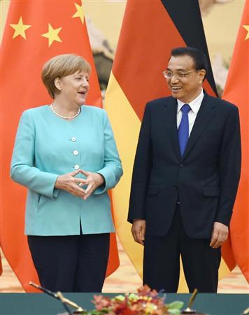 北京の人民大会堂で調印式に臨むドイツのメルケル首相（左）と中国の李克強首相＝１３日（共同）