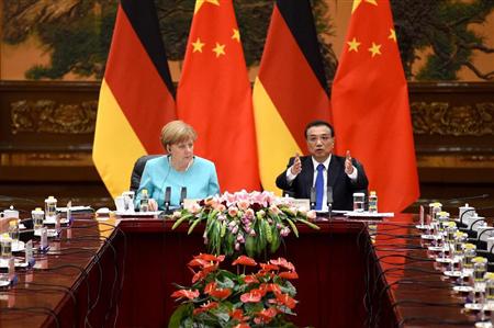 １３日、中国・北京の人民大会堂で会談する李克強首相（右）とメルケル独首相（ＡＰ）