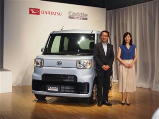ダイハツ工業が発売した新型軽商用車「ハイゼットキャディー」をアピールするタレントの菊池桃子さん（右）と上田亨上級執行役員＝１３日、東京都目黒区三田のザ・ガーデンホール
