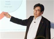 記者会見する日産自動車の坂本秀行副社長＝１４日午後、横浜市