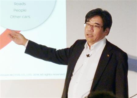 記者会見する日産自動車の坂本秀行副社長＝１４日午後、横浜市