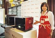 東芝ホームテクノが発売するオーブンレンジの新製品＝１４日、東京都港区（宇野貴文撮影）