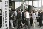トヨタ自動車の株主総会会場に入る株主ら＝１５日午前、愛知県豊田市