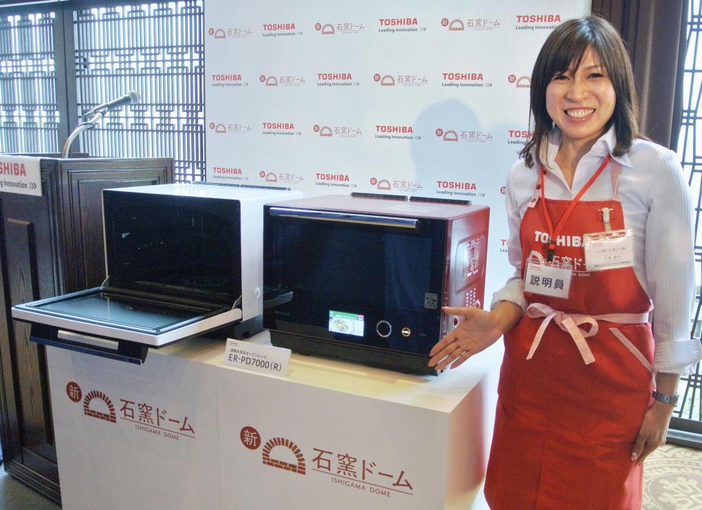 東芝が発表したオーブンレンジの新製品＝１４日、東京都港区