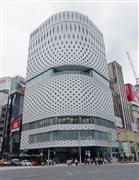 今秋に全面開業する商業ビル「銀座プレイス」＝１５日、東京都中央区