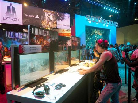 １４日、米ロサンゼルスで開幕したゲーム見本市「Ｅ３」に設けられた人気シリーズ「ファイナルファンタジー１５」の体験コーナー（共同）