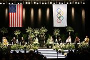アリ氏の追悼式には星条旗とともに五輪旗が掲げられた＝１０日、米ケンタッキー州・ルイビル（ＡＰ）