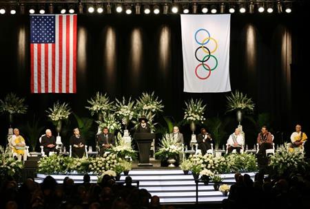 アリ氏の追悼式には星条旗とともに五輪旗が掲げられた＝１０日、米ケンタッキー州・ルイビル（ＡＰ）