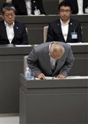 知事退任の挨拶を終え、議場に一礼し本会議場をあとにする舛添要一都知事＝１５日午後、東京都庁（松本健吾撮影）