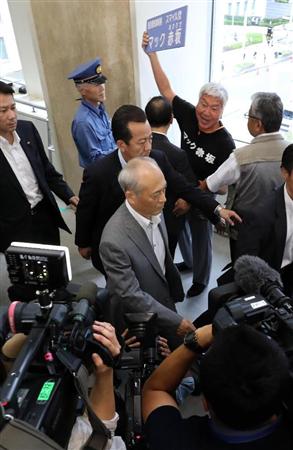 舛添都知事辞職へ本議場へ向かう舛添要一東京都知事に声をかけるマック赤坂氏＝１５日午後、東京都庁（撮影・春名中）