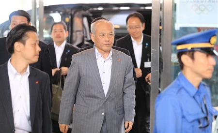 【舛添要一都知事】都庁に入る舛添要一東京都知事＝１５日午前、東京都新宿区（古厩正樹撮影）