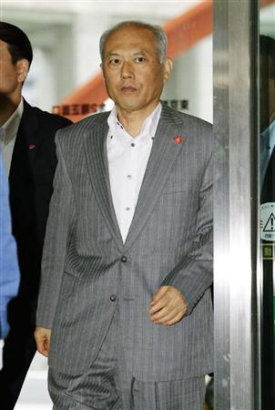 東京都庁に入る舛添要一知事＝１５日午前９時２３分