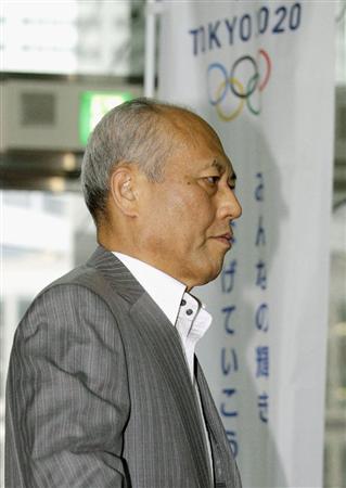 東京五輪ののぼりの前を通り登庁する舛添要一知事＝１５日午前９時２３分、東京都庁