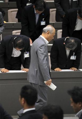 知事退任の挨拶を終え、本会議場をあとにする舛添要一都知事＝１５日午後、東京都庁（松本健吾撮影）