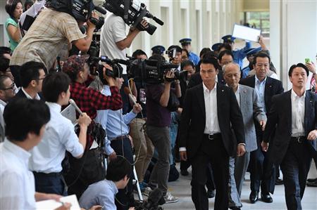 大勢の報道陣が見守るなか本会議場へ向かう、辞表を提出した舛添要一東京都知事（右）＝１５日午後、東京都新宿区の東京都庁（寺河内美奈撮影）