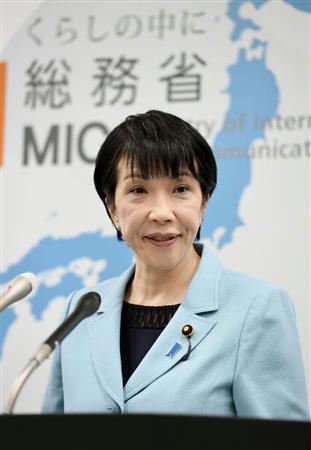 閣議後の記者会見で、２０１５年度のふるさと納税額について話す高市総務相＝１４日午前、総務省