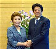 党首会談に臨み、安倍晋三首相（右）と握手をする日本のこころを大切にする党の中山恭子代表＝４月２６日、首相官邸