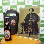 東京都日野市がふるさと納税の返礼品とする土方歳三クリアファイル（右）と復刻「ＴＯＹＯＤＡＢＥＥＲ」