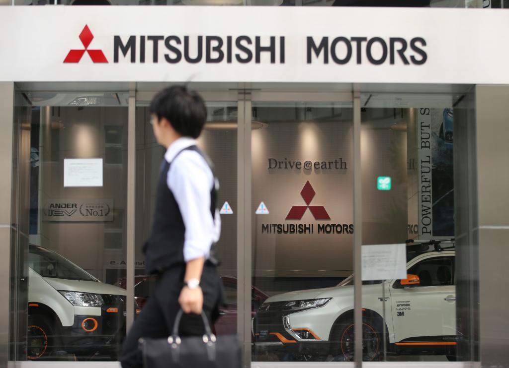 新たな燃費データの不正行為が判明した三菱自動車本社のショールーム＝４月２２日、東京都港区
