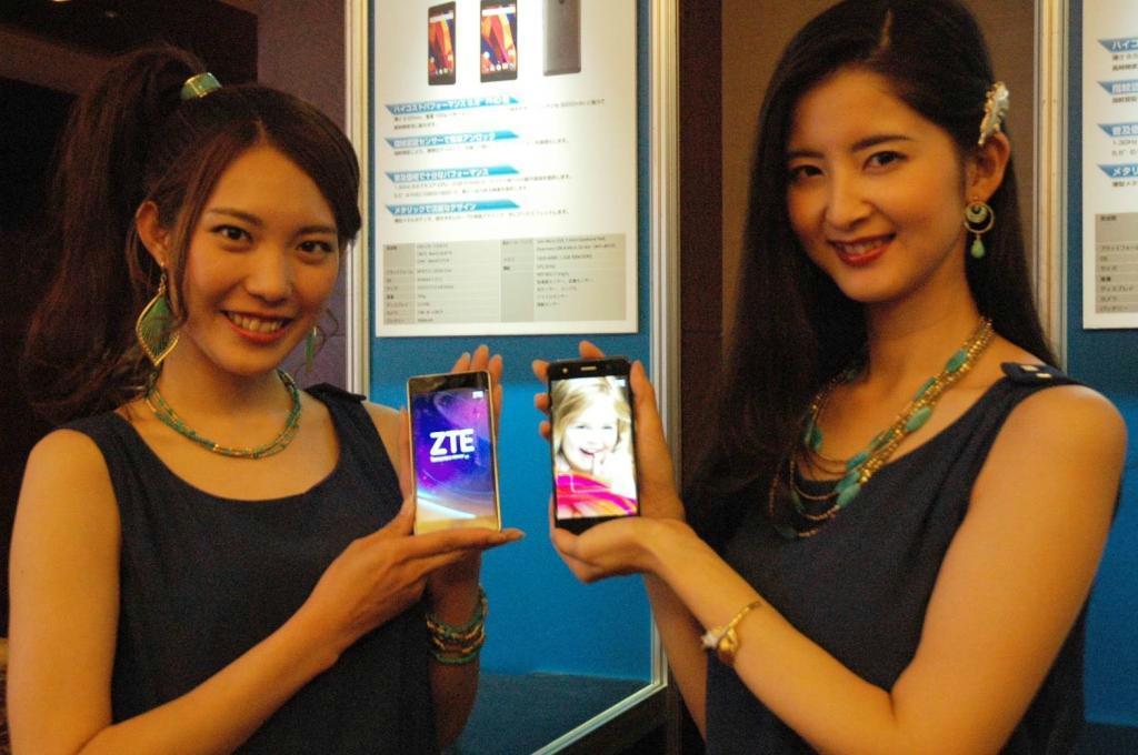 ＺＴＥが発売するＳＩＭフリースマホの新製品＝１５日、東京都千代田区