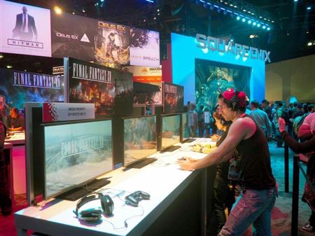 １４日、米ロサンゼルスで開幕したゲーム見本市「Ｅ３」に設けられた人気シリーズ「ファイナルファンタジー１５」の体験コーナー（共同）