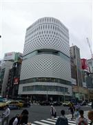 銀座４丁目交差点の一角に開業する商業ビル「銀座プレイス」＝１５日、東京都中央区