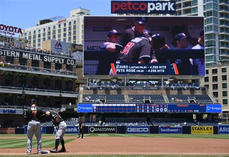 日米通算４２５６安打を放ったマーリンズのイチロー（左から２人目）。電光掲示板にはピート・ローズが持つメジャー記録に並んだことが表示された＝サンディエゴ（共同）