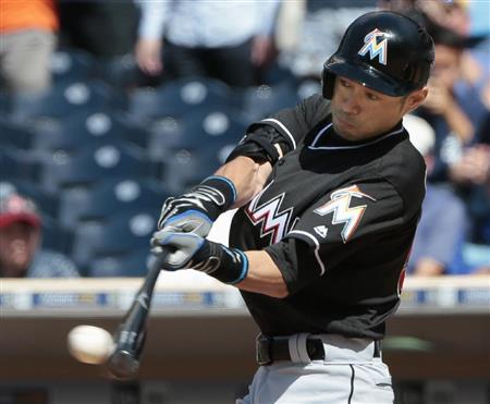 パドレス戦の九回、右翼線に二塁打を放つマーリンズのイチロー外野手。メジャー記録を日米通算で抜く４２５７安打とした＝１５日、サンディエゴ（共同）