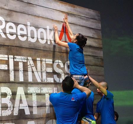 高さ３メートルの壁に手をつき、よじ登るパフォーマンスに挑む中村アンさん＝東京都港区（柳原一哉撮影）