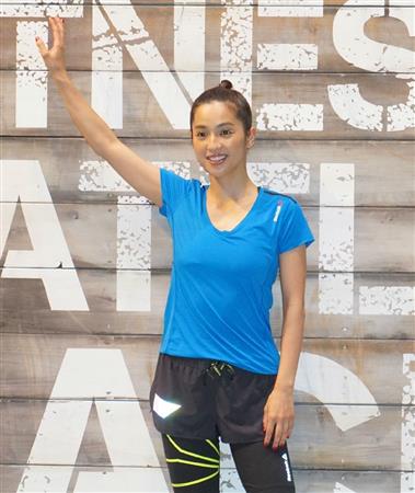 壁の前でポーズを取る中村アンさん＝東京都港区（柳原一哉撮影）