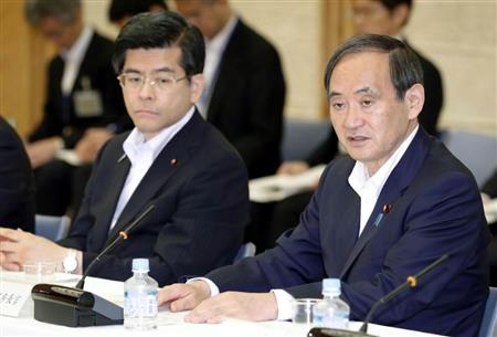 観光戦略に関する局長級会議であいさつする菅官房長官。左は石井国交相＝１６日午前、首相官邸