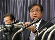 記者会見する三菱自動車の益子修会長（右）と相川哲郎社長＝１７日午後、東京都千代田区の国交省