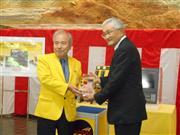 記念式典で記念トロフィーがファナックの稲葉善治社長（左）から牧野フライス製作所の牧野二郎社長に渡された＝１７日、山梨県忍野村