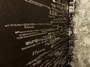 黒地に銀のマーカーで文字を書き込んでいくＪｏｓｈｕａさんの作品