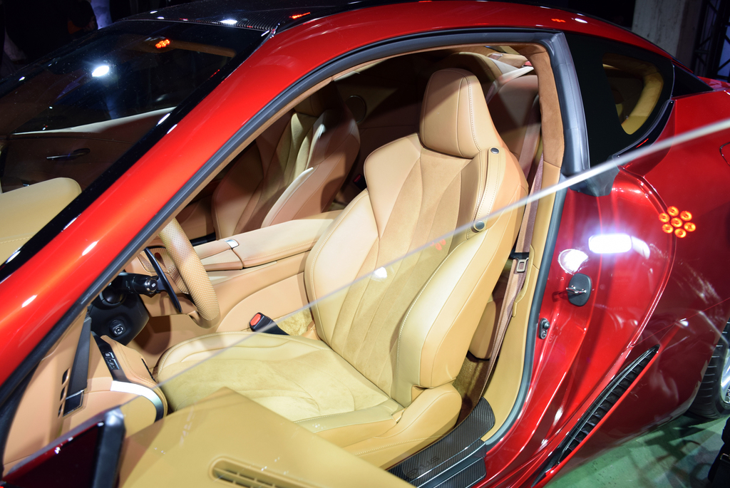 レザーとアルカンターラを使用した高級スポーツシート