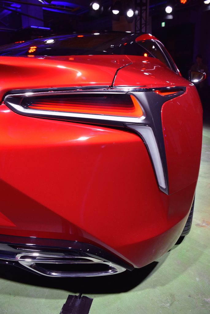 ＬＣ５００のテールランプと下に伸びるターンシグナル