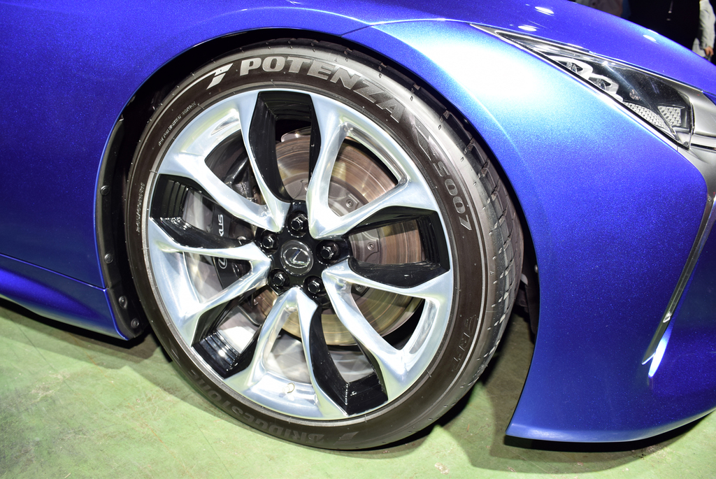 タイヤは２０インチと２１インチを用意