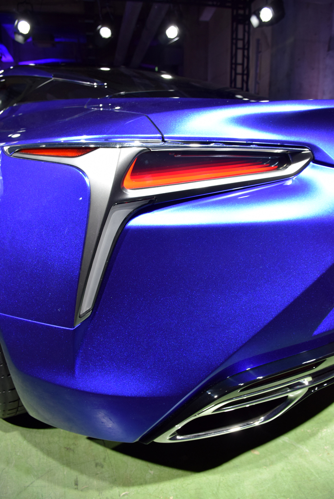 ＬＣ５００ｈのテールランプと、下に伸びるターンシグナル