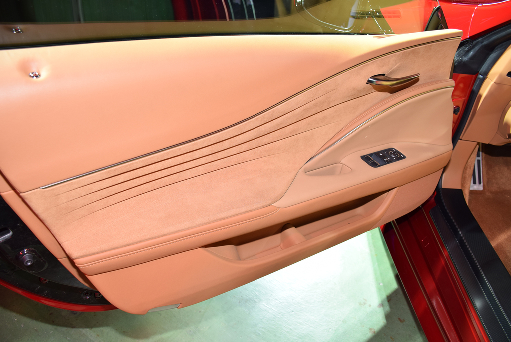 ＬＣ５００の内装。ドアトリムにはドレープ加工が施してある