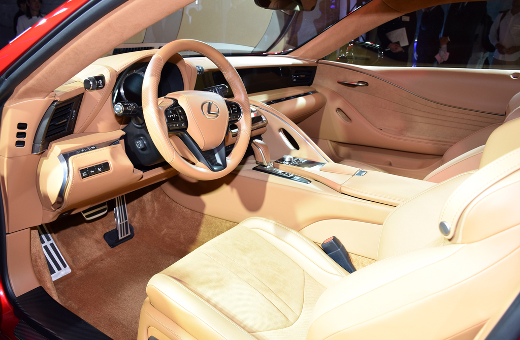 ＬＣ５００の豪華な内装