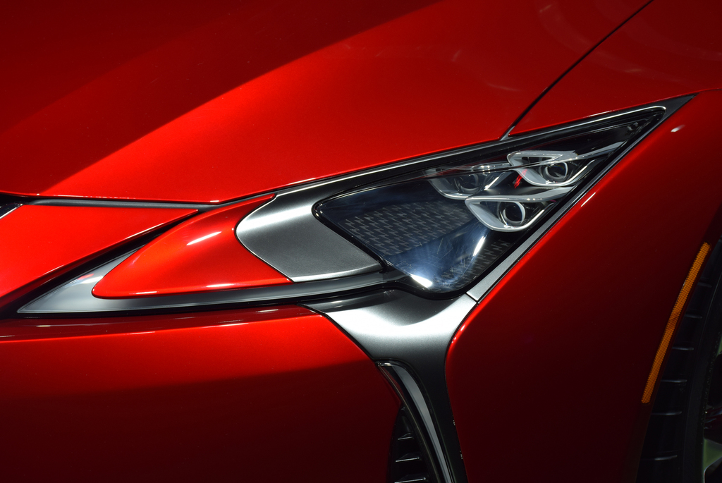 ガソリンモデルの「ＬＣ５００」。超小型の３連ＬＥＤヘッドランプ