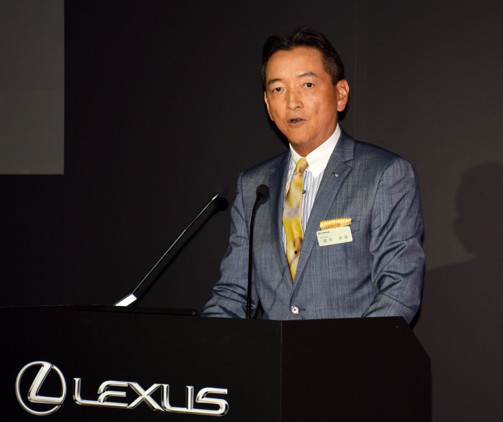 レクサスの新体制について説明する、レクサスの福市得雄プレジデント